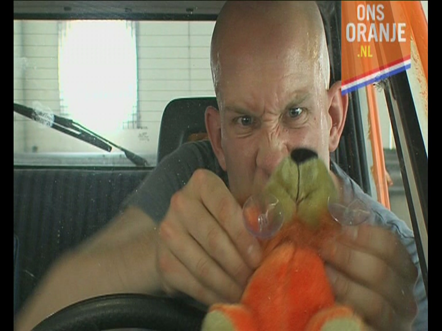 Edward Haak in een expressieve komische scène voor Ons Oranje